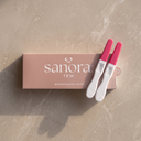 sanora FEM Perimenopause-Test, Packung mit zwei Tests auf warmem Steinuntergrund